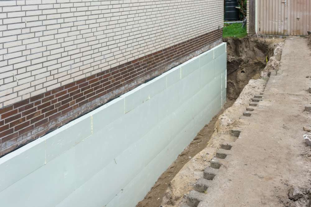 Sanierung einer Kellerwand mit einer Wärmedämmung.